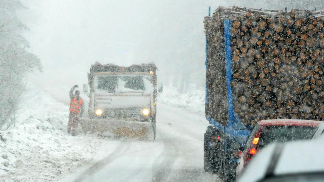Камион с полска регистрация се опита да мине през „Петрохан“ при зимни условия