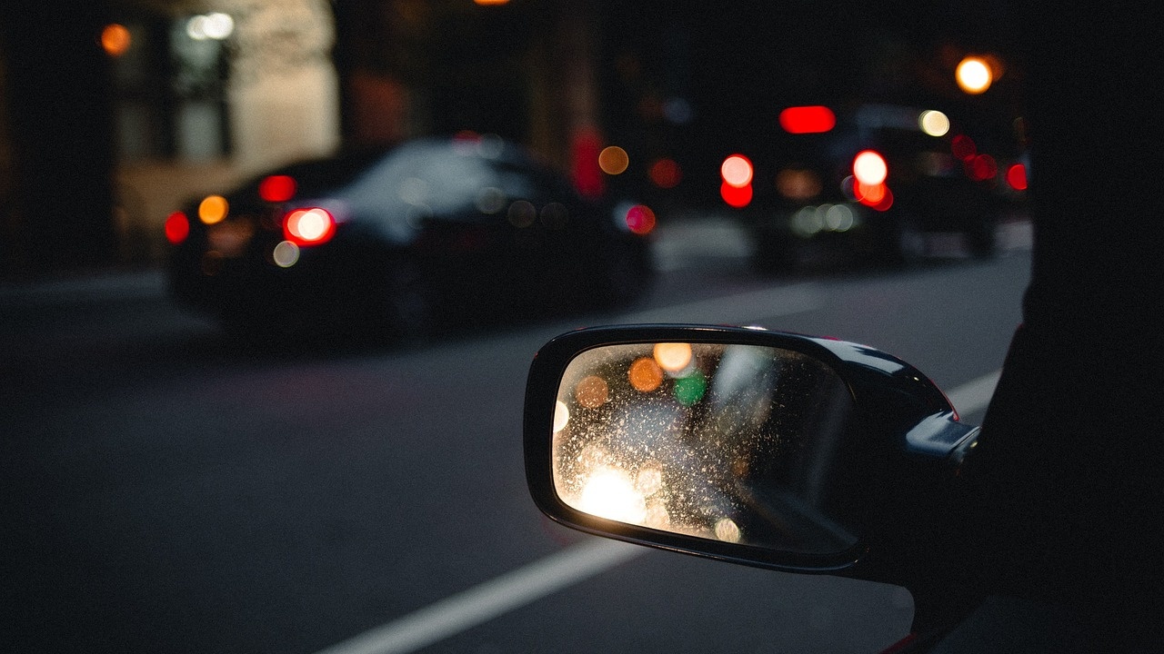 Вандали изпочупиха огледалата на 26 коли в София