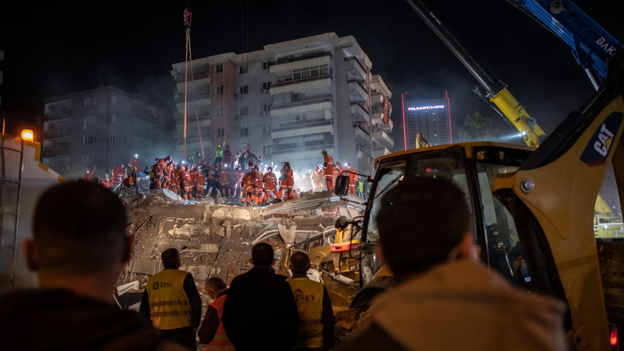 Кадри от срутването на жилищна сграда в Турция