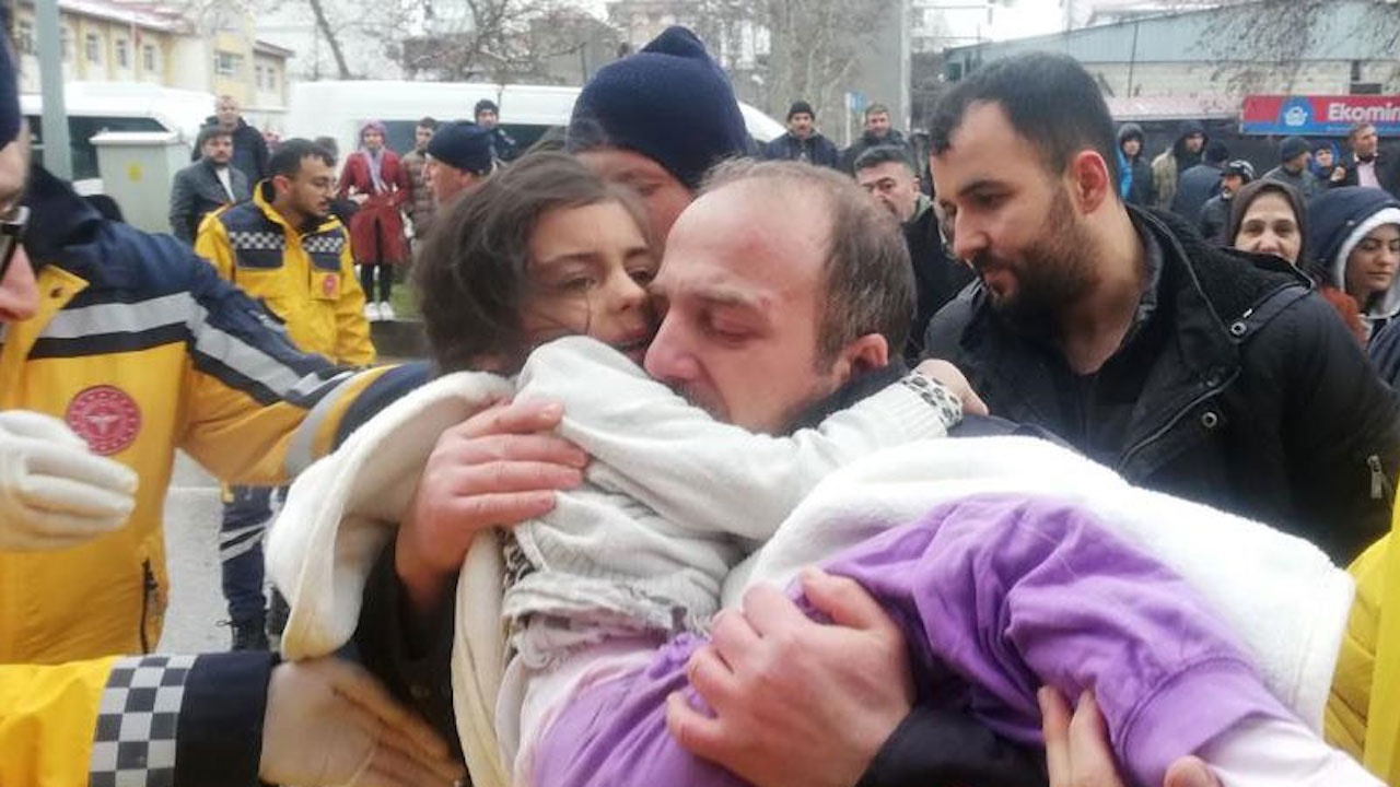 Спасиха 5-годишно момиченце седем часа след земетресението в Турция