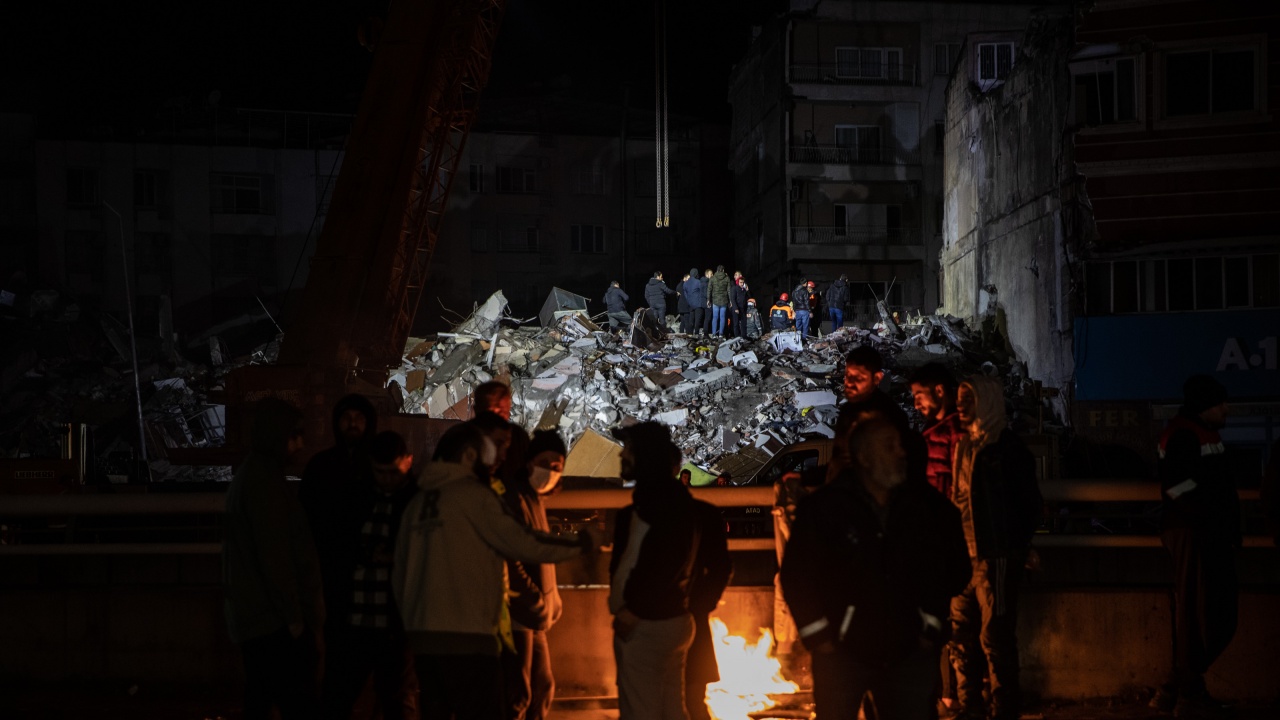 Спасителните операции в Турция и Сирия продължиха и тази нощ,