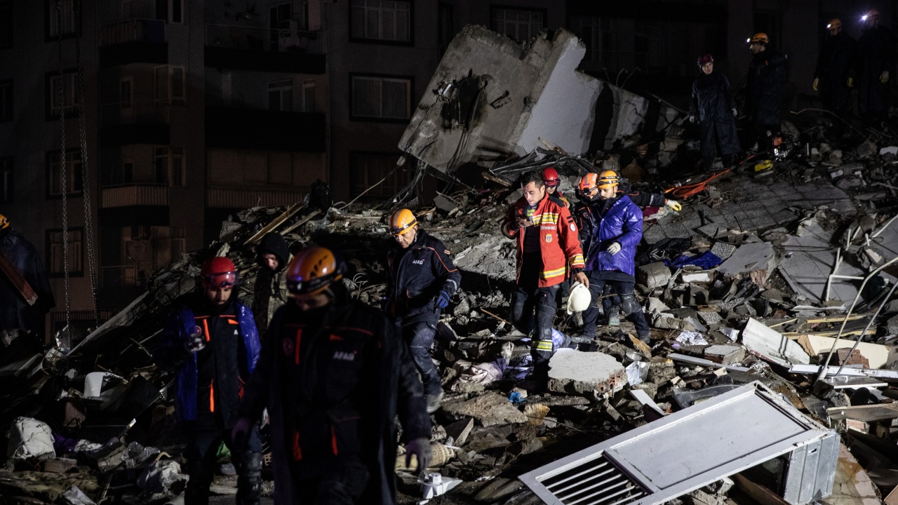 Българските спасители помагат на пострадалите от трусовете в района на Адана