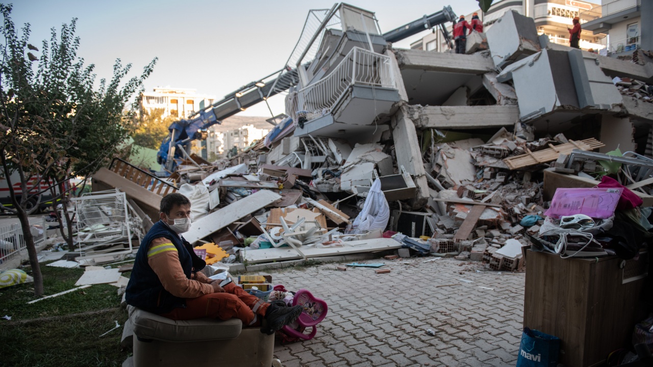 Продължава надпреварата с времето и студа в издирването на оцелели от катастрофалните земетресения в Турция