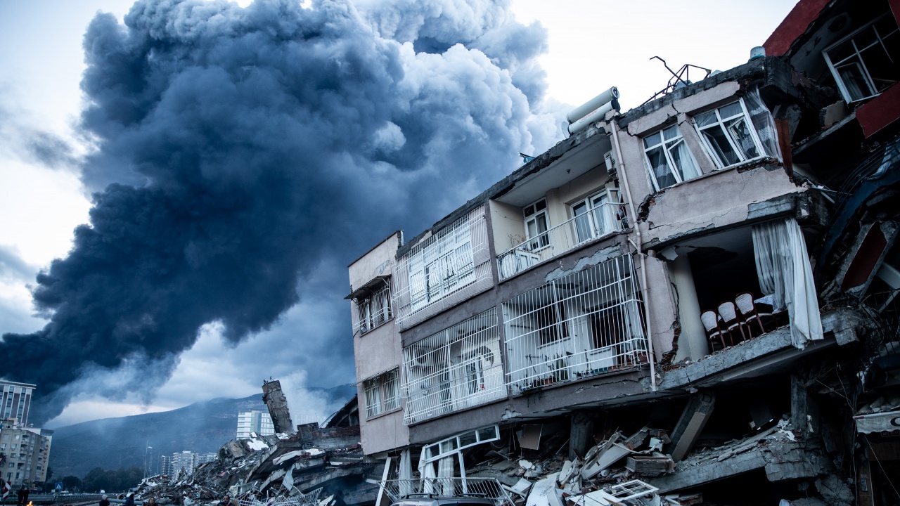Втори ден гори обширен пожар на турското пристанище Искендерун