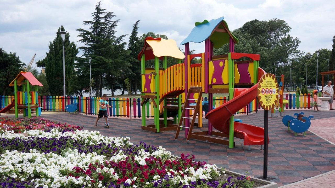 Обновяват 150 детски площадки в цяла София