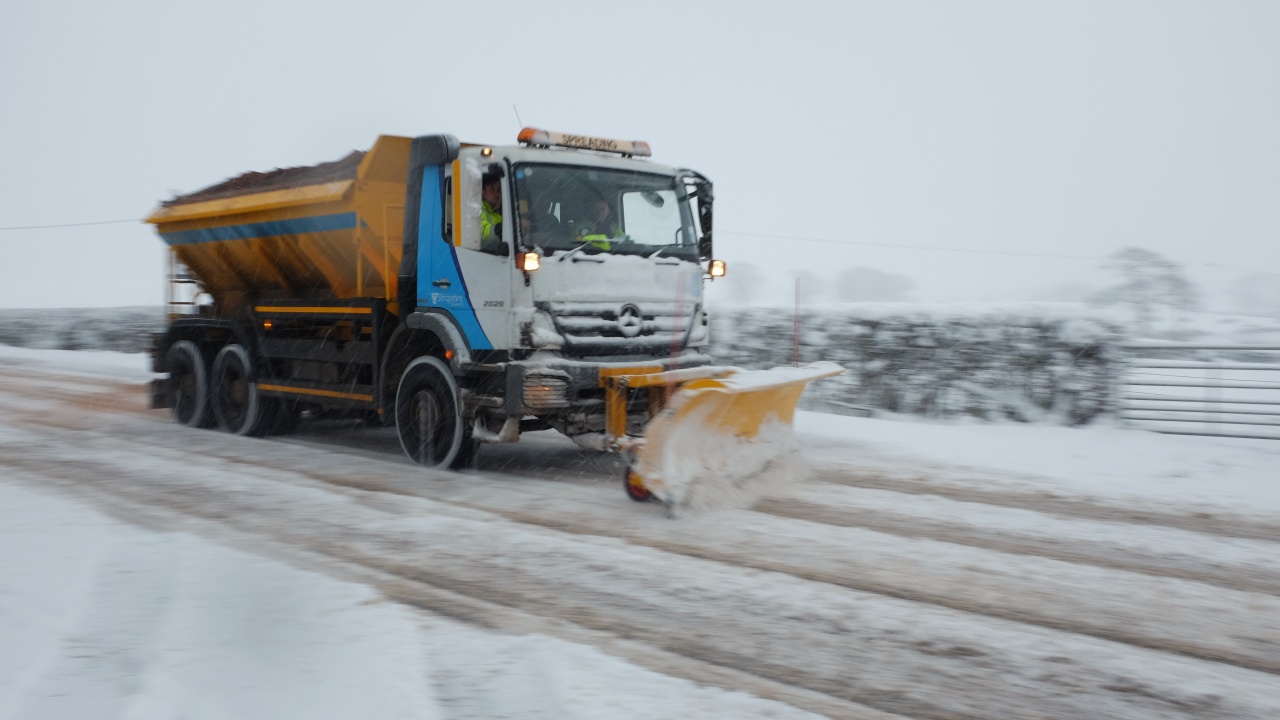 150 снегорина чистят пътищата в страната