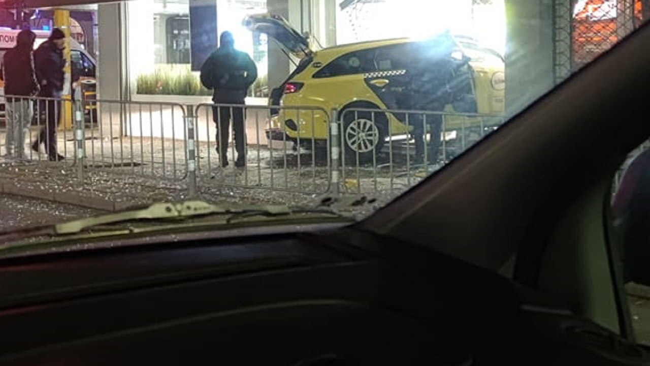 Такси се заби във витрина на магазин в София