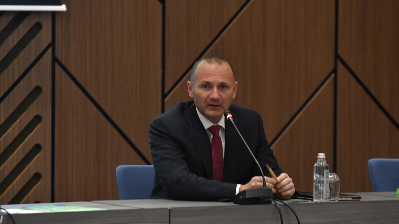 Енергийният министър е давал показания по разследването срещу Александър Николов