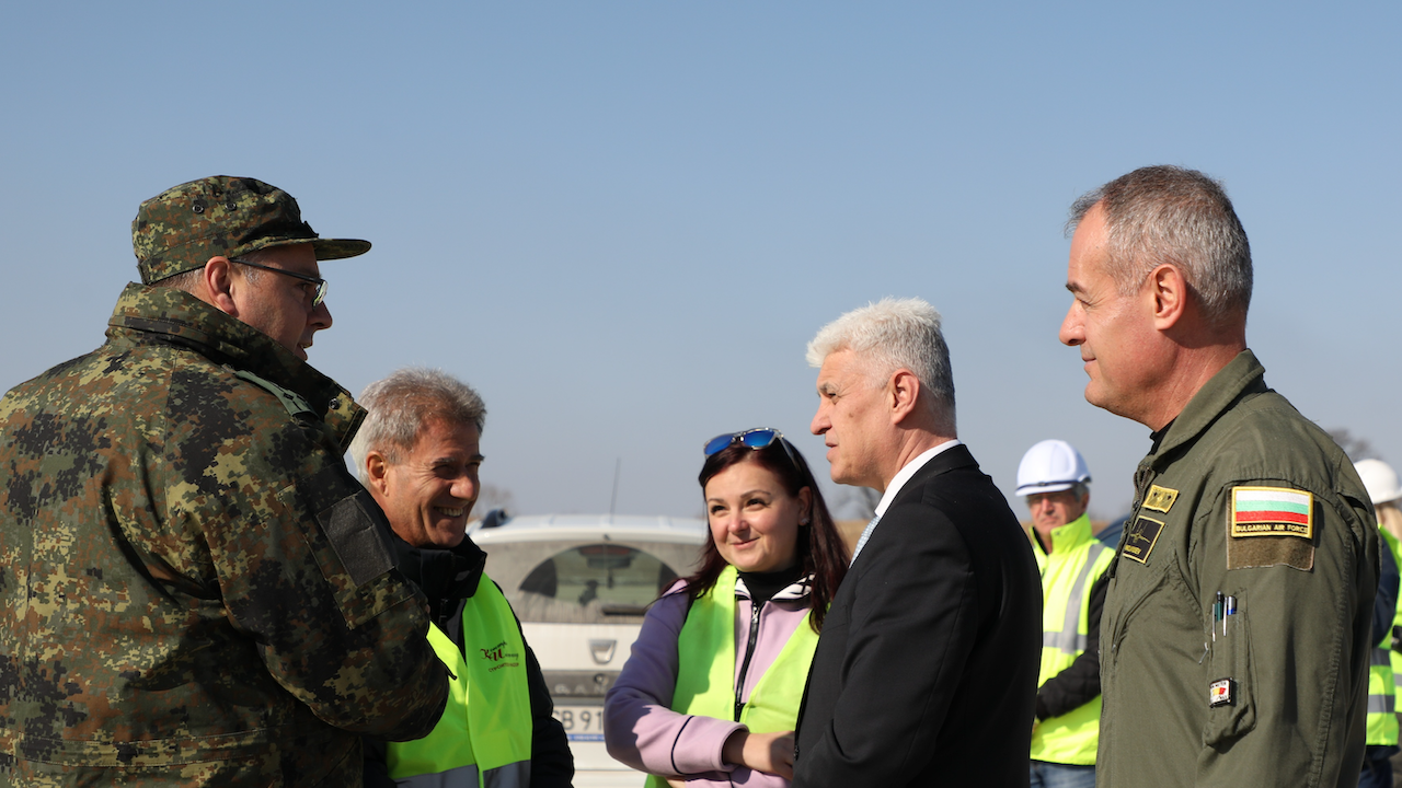 Министърът на отбраната инспектира ремонта на летище "Граф Игнатиево"