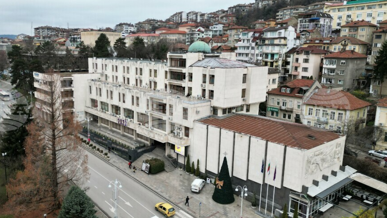 Община Велико Търново сваля наполовина знамената си в знак на ...