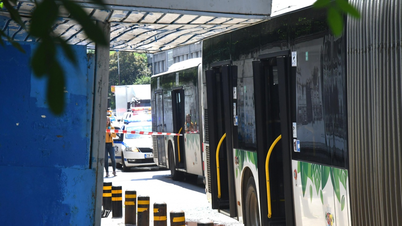 Свалиха пътници от автобус в София заради пушек