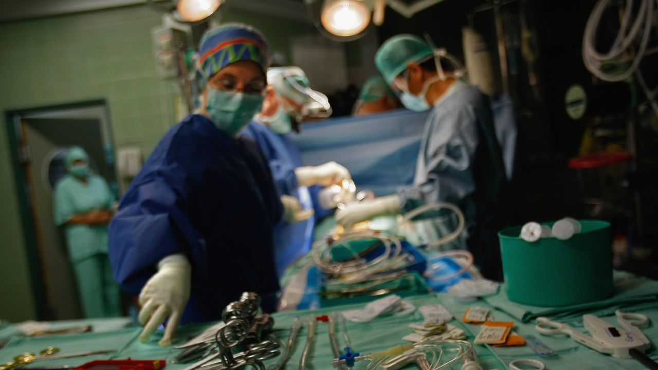 Световноизвестният швейцарски кардиохирург проф. Тиери Карел извърши шест животоспасяващи операции