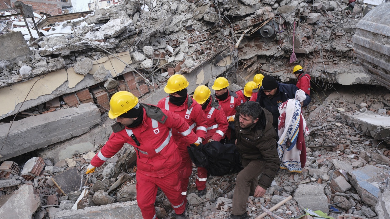Броят на жертвите от мощните земетресения в Турция, засегнали и