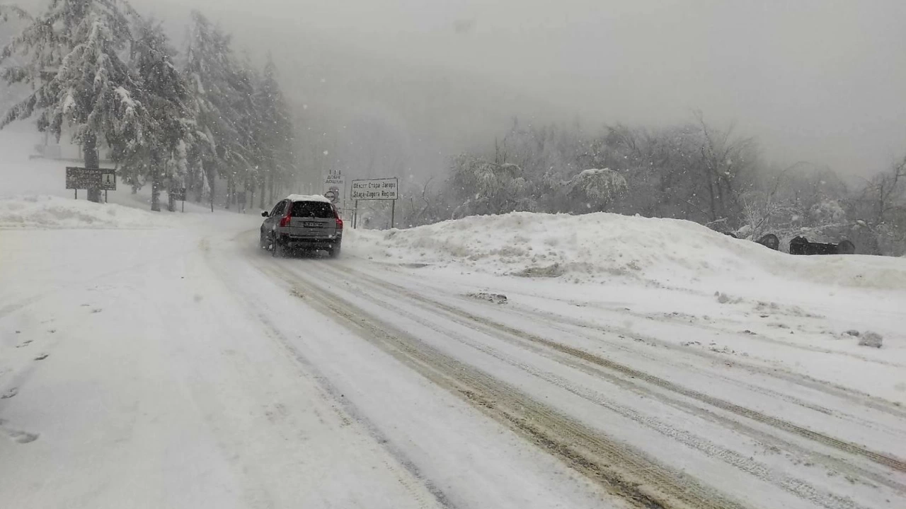 550 снегорина почистват пътните настилки в районите със снеговалеж за