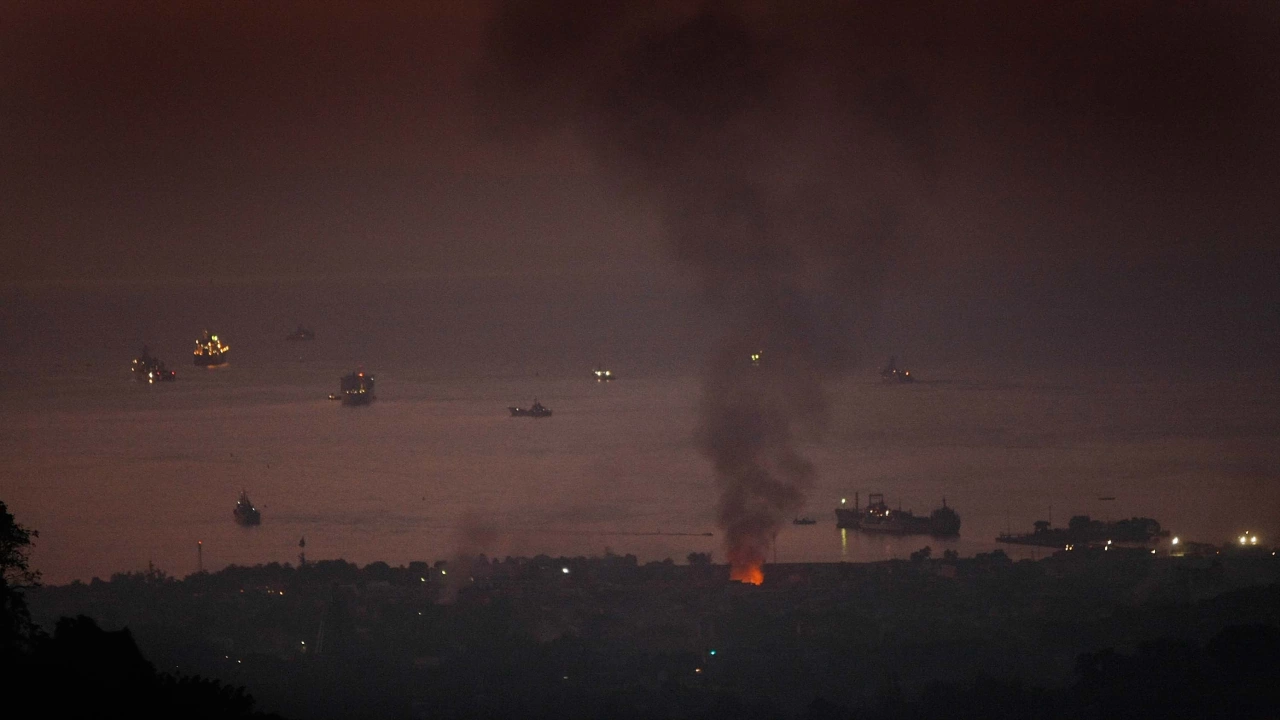 Пожар избухна на турското пристанище Искендерун след днешните земетресения в