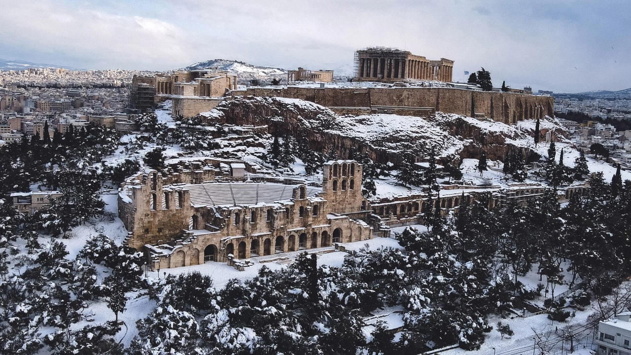 Усложнена е зимната обстановка в Гърция предава БНТ  
Ледената вълна и