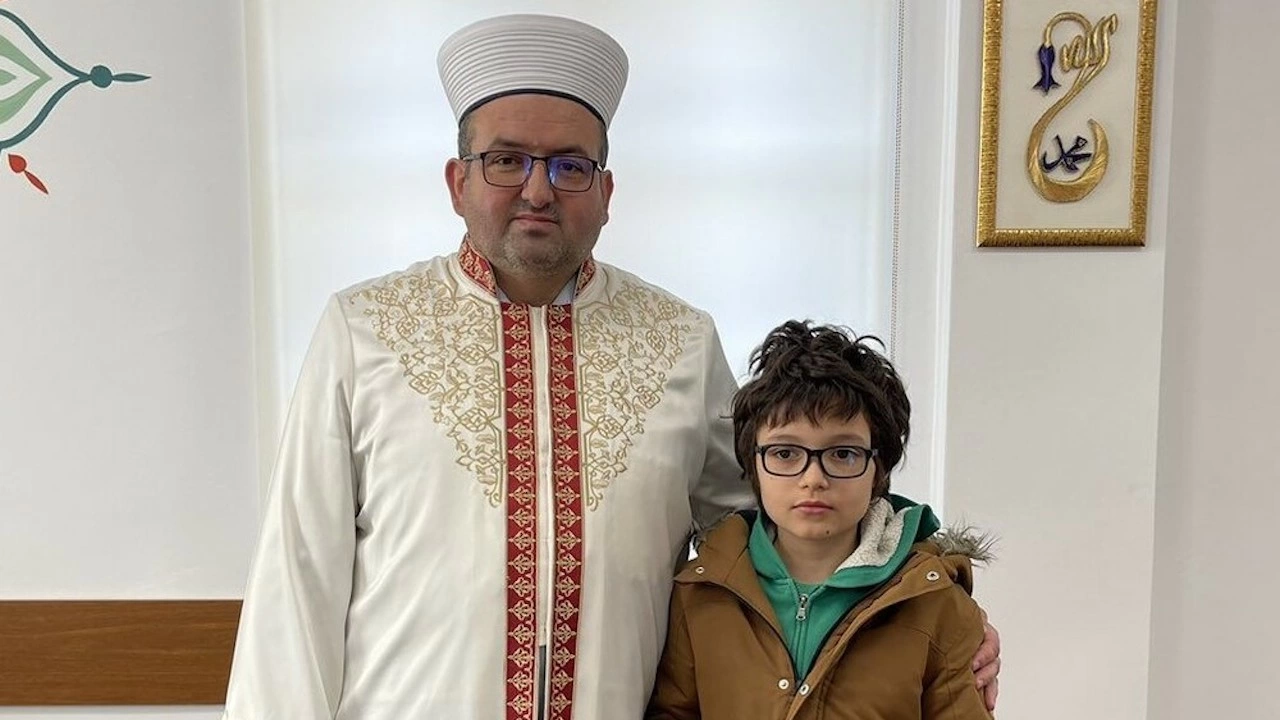 Десетгодишният син на отец Петър Гарена от Кърджали Манол първи