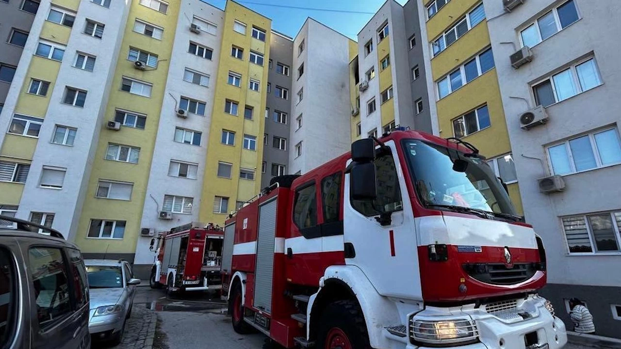 Младеж запали апартамента си на ул Първи май в Хасково предава