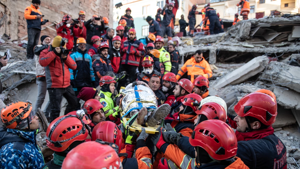 Турция беше разтърсена от две опустошителни земетресения Всичко по темата Земетресението в
