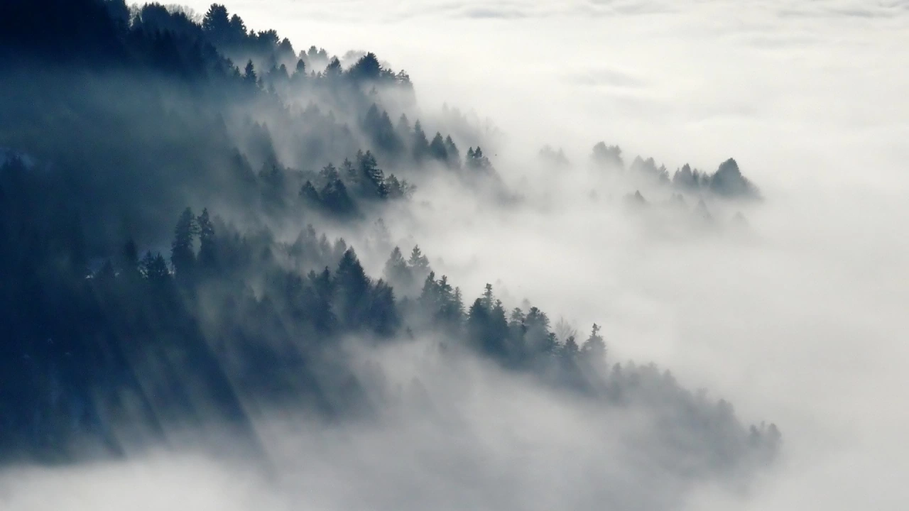 Във високите части на планините е облачно мъгливо и духа