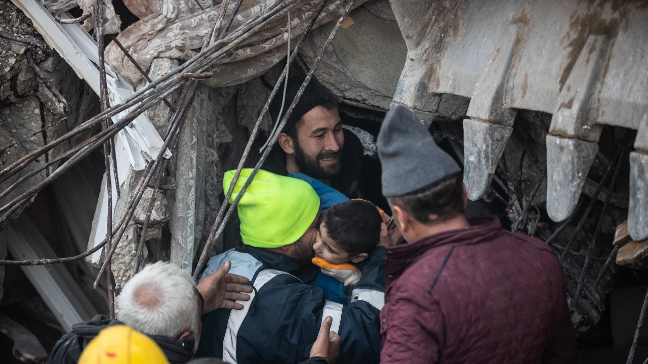 Сирийско момче затрупано под развалините на дома си успяло да