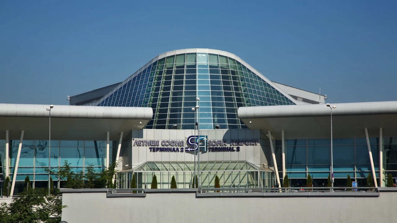 Фалшив сигнал за бомба на летище София извади десетки пътници