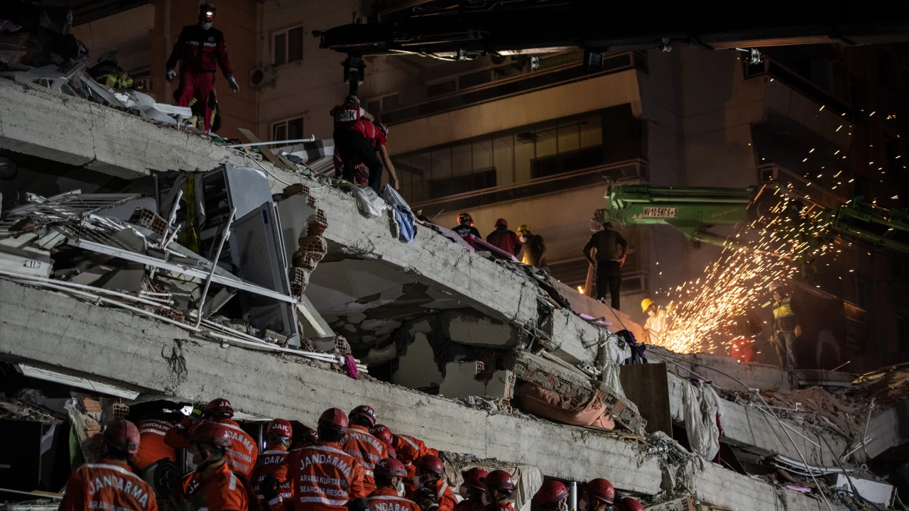Испанските спасителни екипи вече работят денонощно за да търсят оцелели