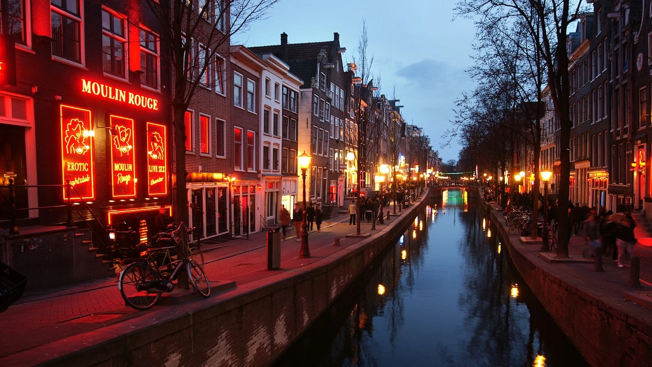 Нидерландската столица Амстердам забранява пушенето на марихуана в квартала на