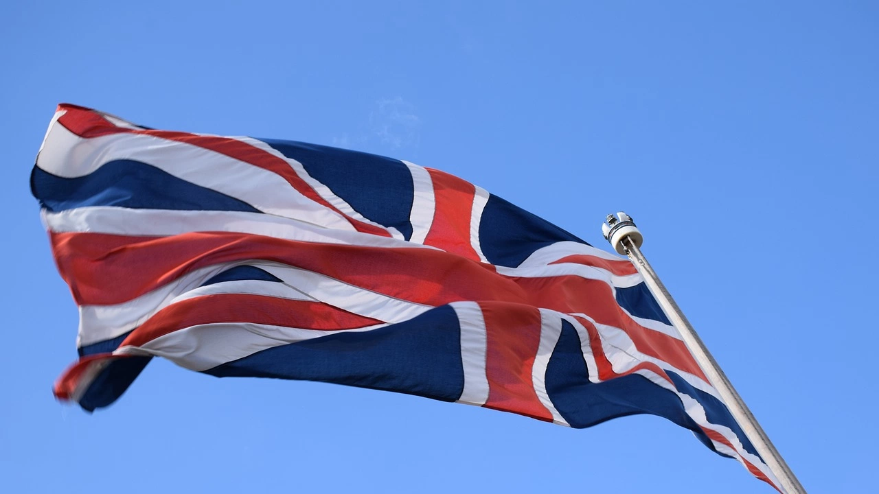 Външният министър на Великобритания Джеймс Клевърли обявяви налагането на санкции