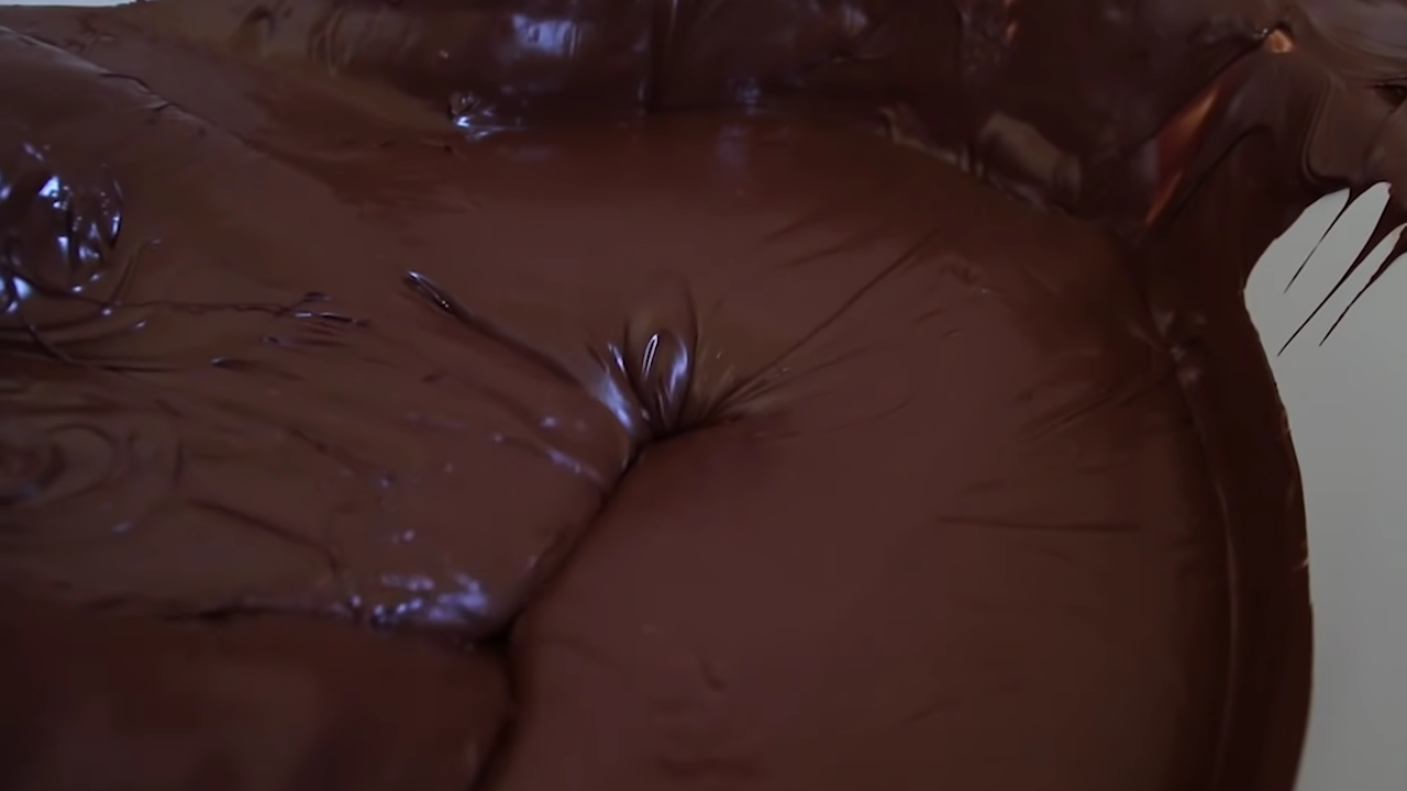 Двама мъже почти се удавиха във вана с течен шоколад