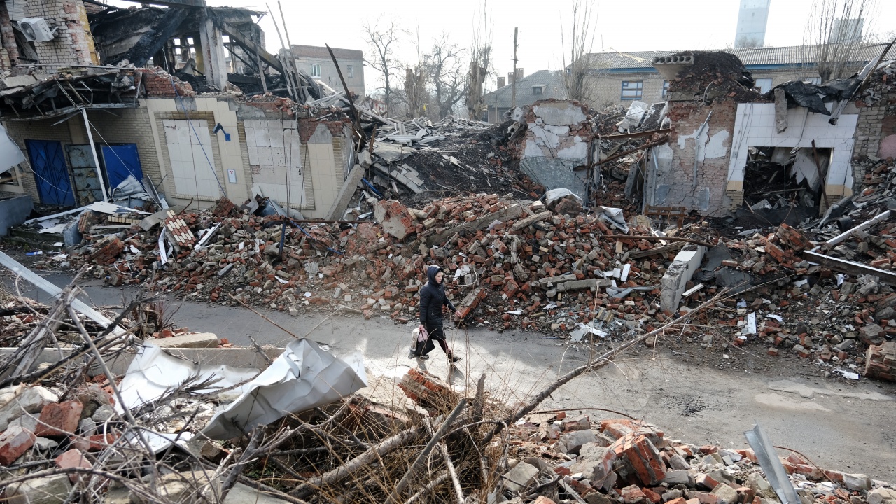 Източният украински град Бахмут е подложен на тежък артилерийски обстрел,