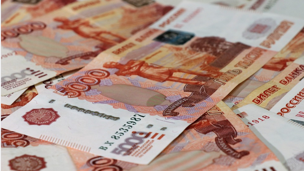 Руската рубла достигна днес до най-ниското си ниво от края