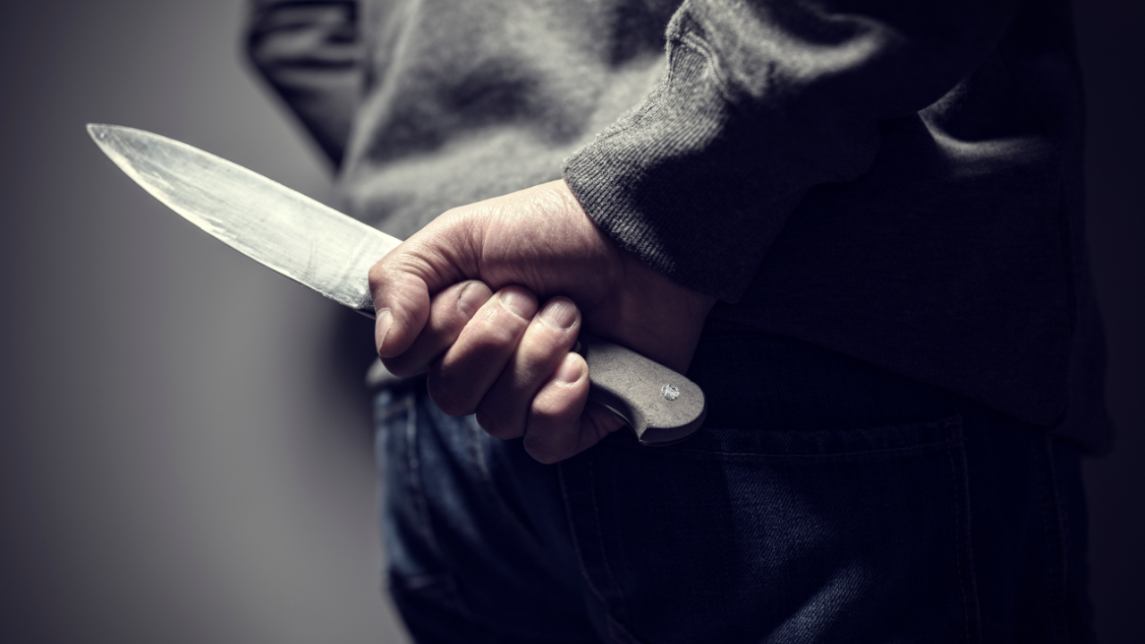 50-годишен мъж нападна и намушка съпругата си с нож след