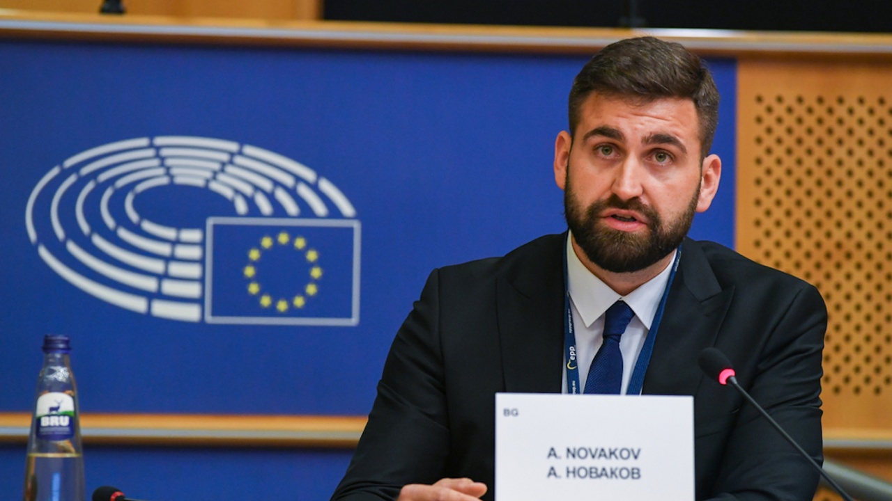 Новаков внесе в ЕП над 44 000 подписа срещу опашките по границите