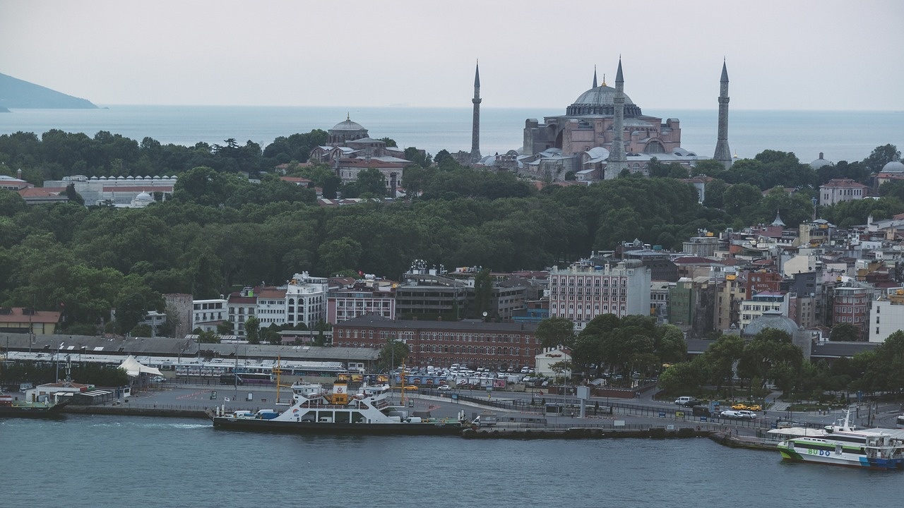 В истанбулския квартал Авджълар, Мраморно море внезапно се оттегли на