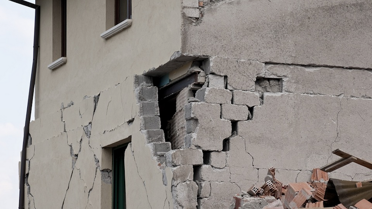Двама души пострадаха след земетресението в Румъния, десетки блокове се напукаха