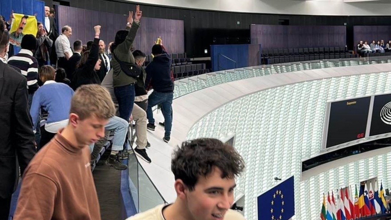 Скандал в сградата на ЕП в Страсбург, младеж увисна на 30 метра височина