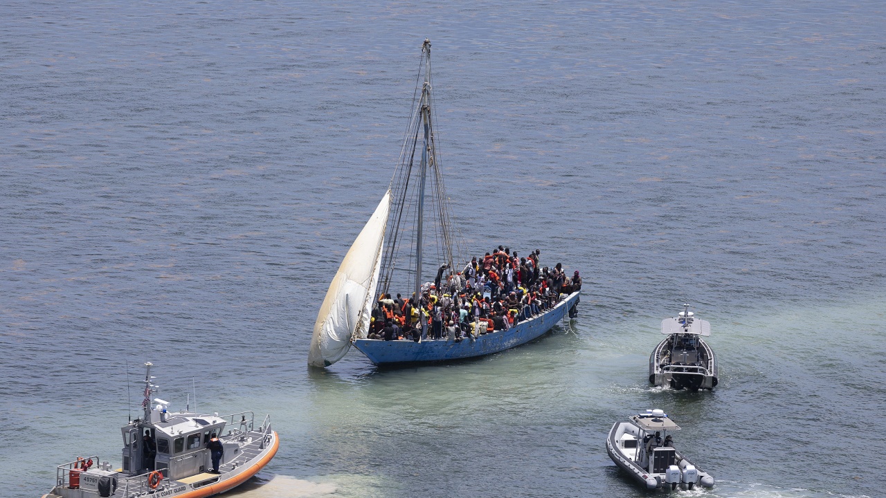 73 мигранти загинаха след корабокрушение