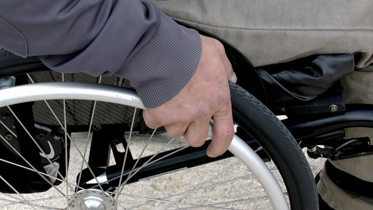 МТСП: Изплащането на пенсии за инвалидност и помощи на хора с изтекъл ТЕЛК ще бъде възстановено през март