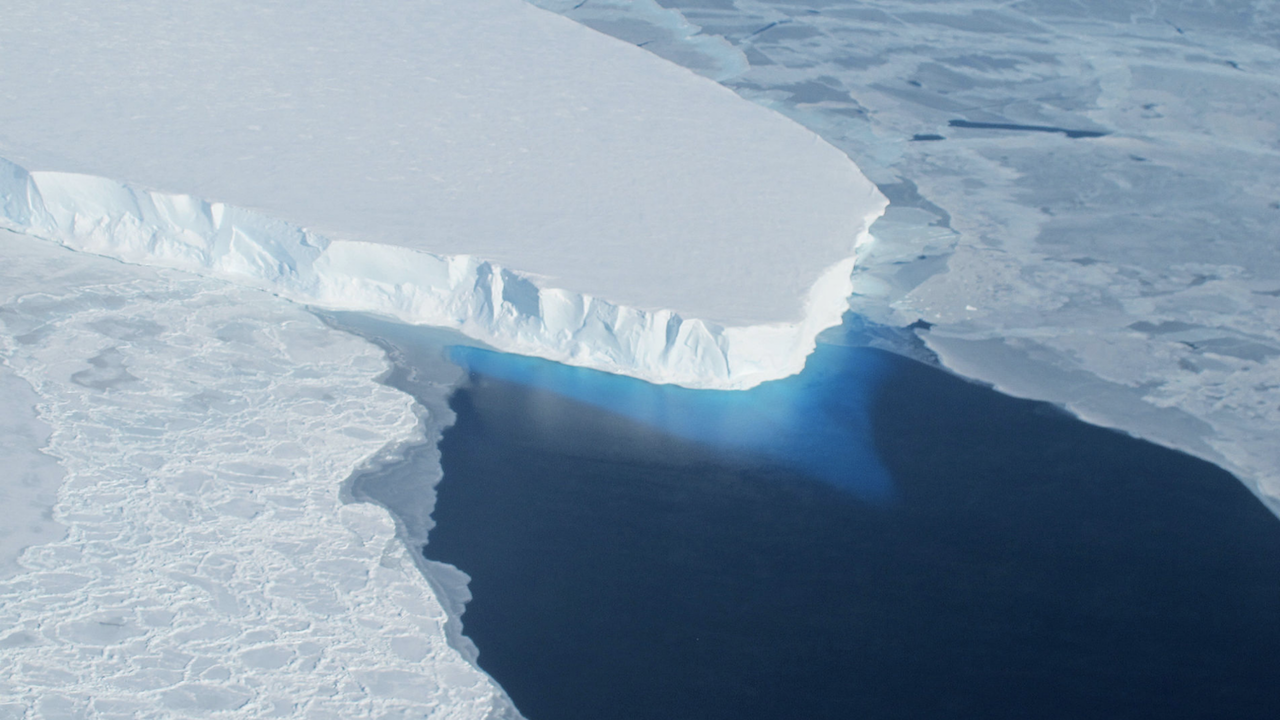 Топлата вода топи слабите места на арктическия "ледник на Страшния съд"