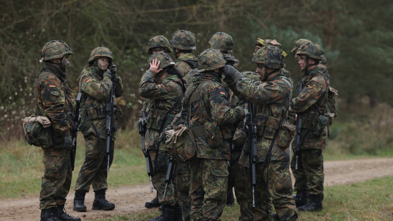 Германският министър на отбраната обмисля аргументи за задължителна военна служба