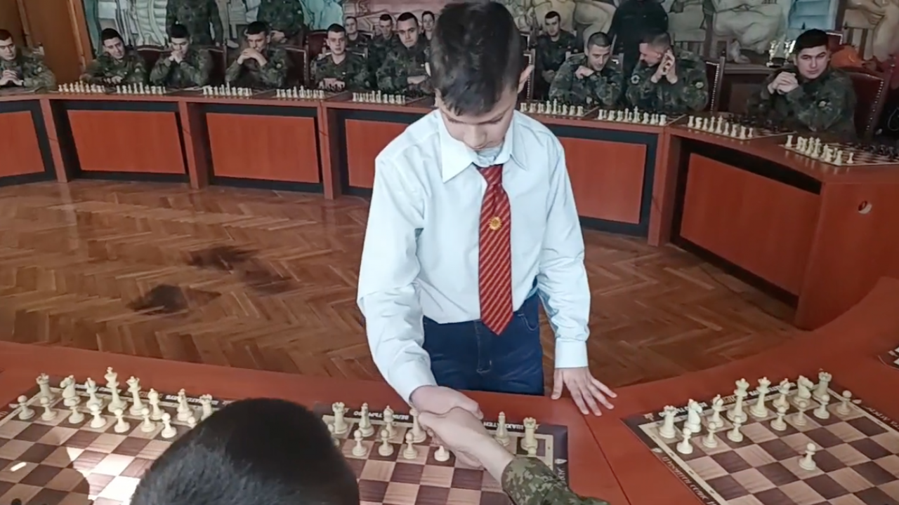 11-годишен шампион по шах игра срещу 33 курсанти и офицери