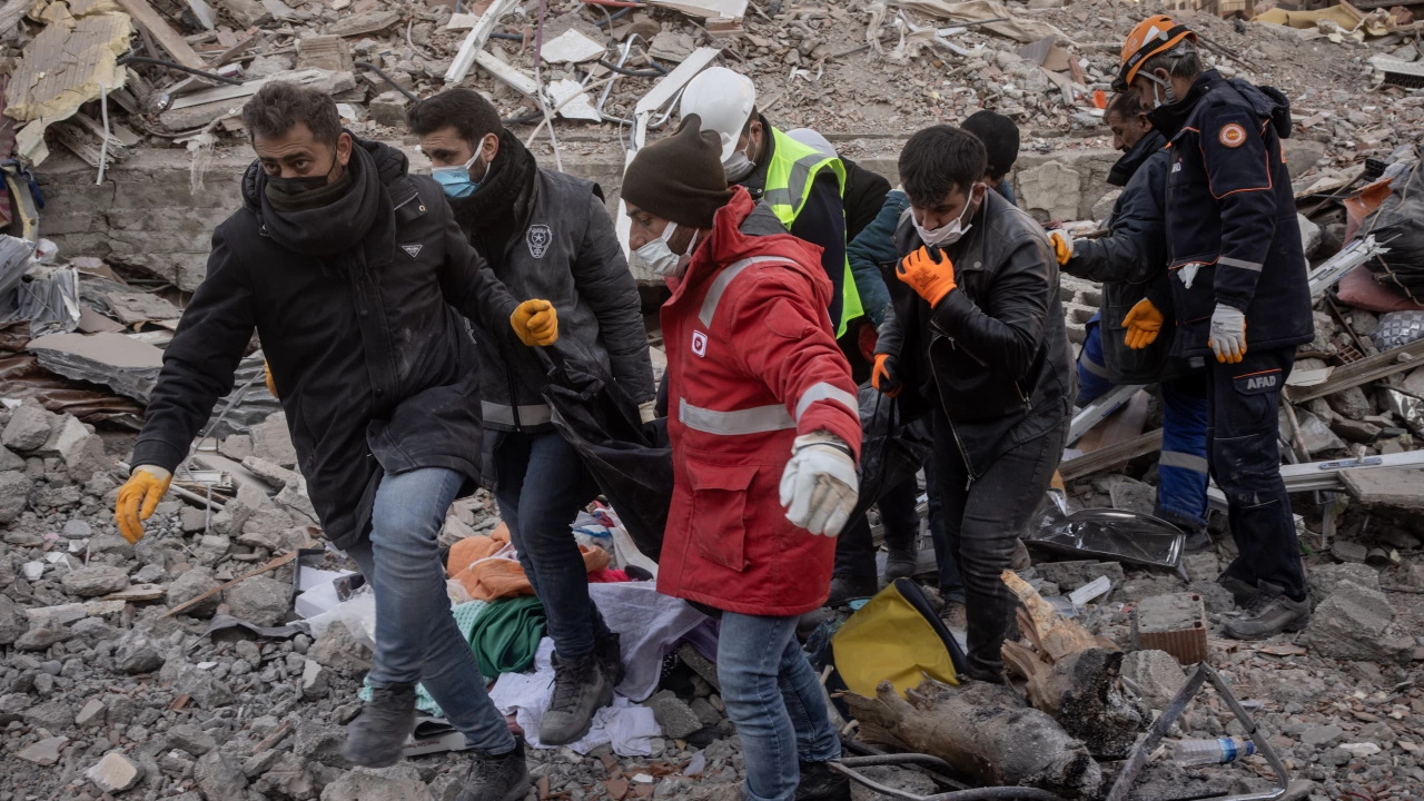 Седмица след опустошителните земетресения в Турция и Сирия спасителите продължават