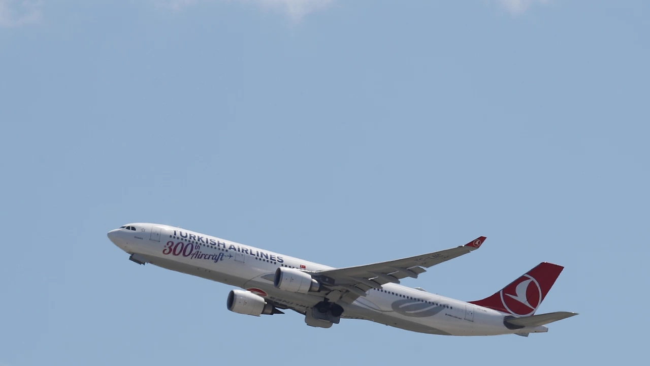 Турската национална авиокомпания Търкиш Еърлайнс Turkish Airlines възстанови полетите си