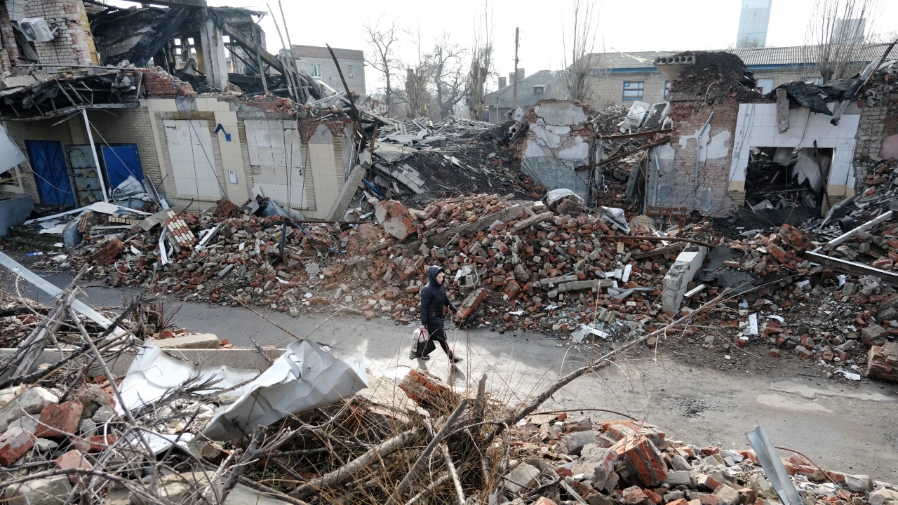 Източният украински град Бахмут е подложен на тежък артилерийски обстрел