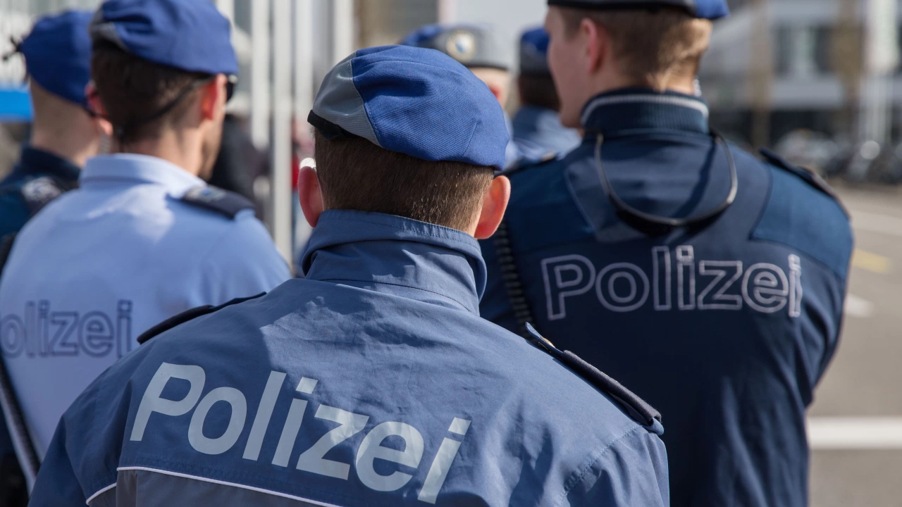 Швейцарската полиция отцепи днес района около сградата на дръжавния парламент