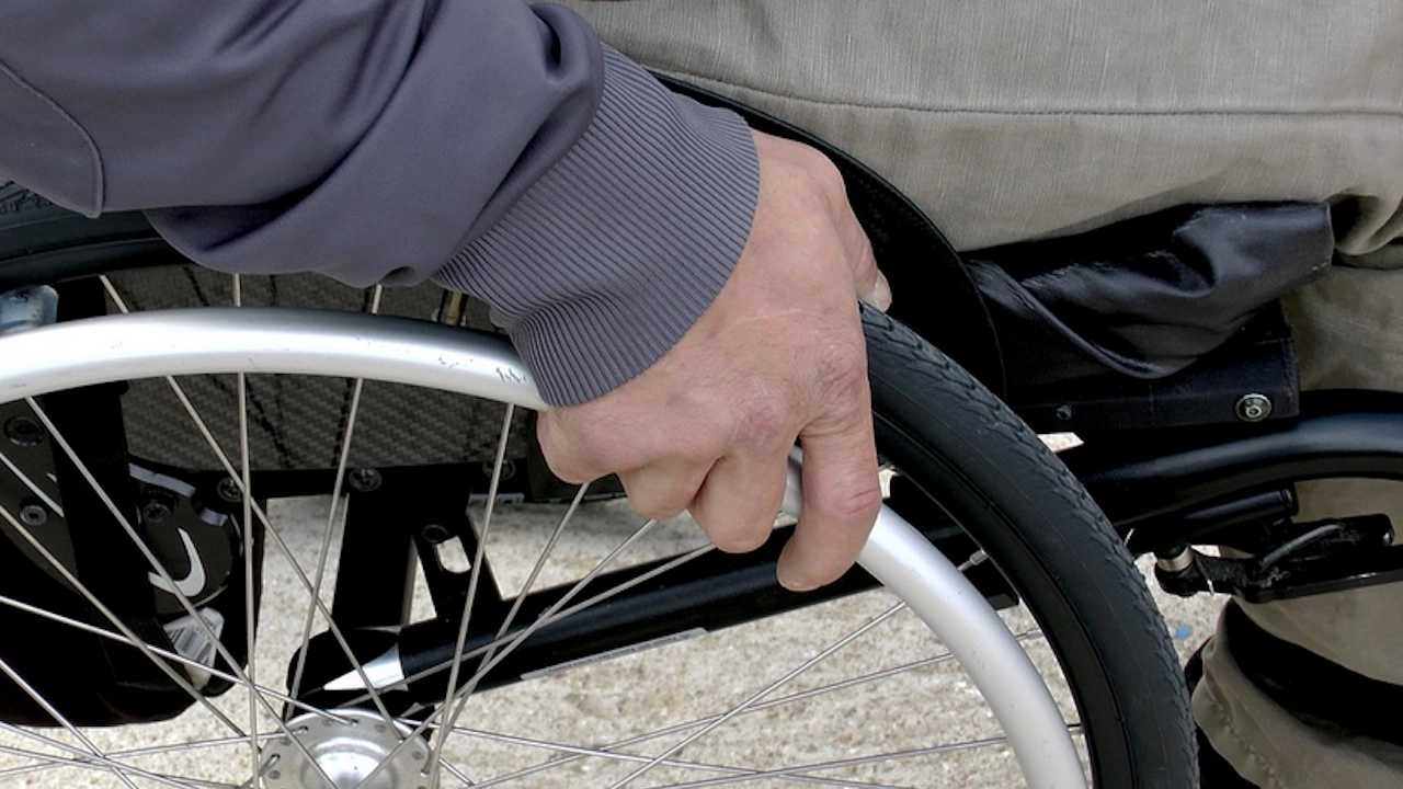Изплащането на пенсии за инвалидност добавки за чужда помощ социални
