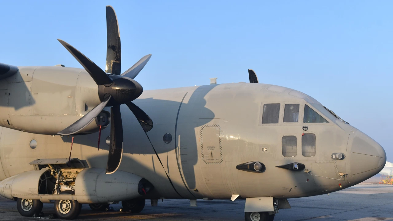 Българският военнотранспортен самолет Спартан натоварен с близо 4 5 тона хуманитарна