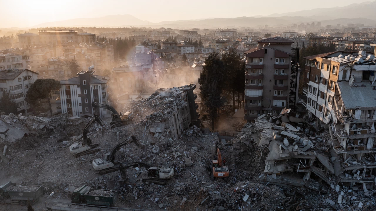 Броят на жертвите на смъртоносните земетресения в Турция засегнали и
