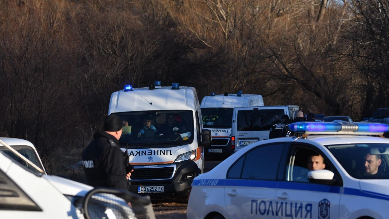 18 мигранти бяха открити мъртви в изоставен камион край софийското